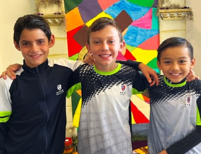 Alumnos felices disfrutando actividades seguros y saludables con prevención de enfermedades en Colegio APDE Solalto