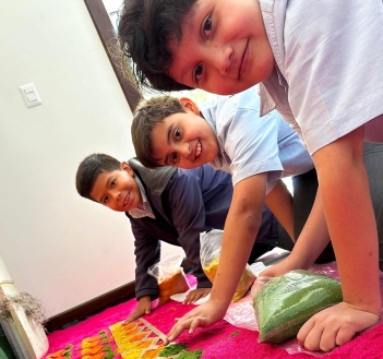 Grupo de niños recibiendo una formación católica innovadora en colegio APDE Solalto.