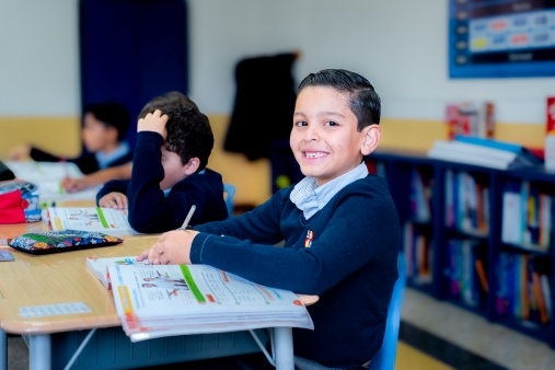 Pequeño alumno recibiendo clases seguro y saludable con prevención de enfermedades en Colegio APDE Solalto